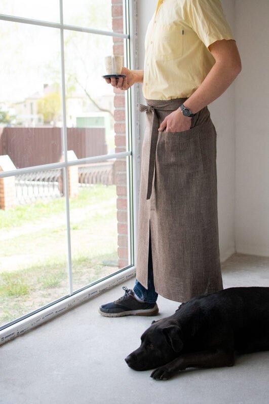 Brown linen long half apron is made with a slit on front and it helps to keep moving comfortable and the apron has the pockets on the sides. The belt is made long enough. Look great as cafe or restaurant apron.