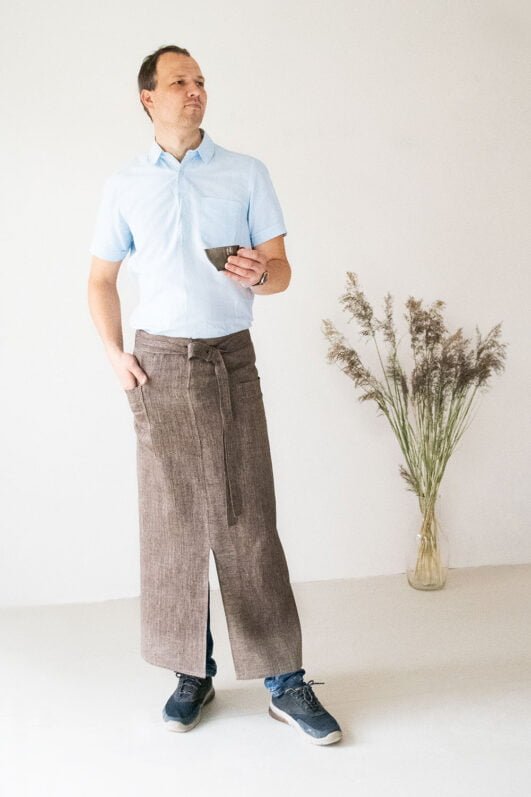 Brown linen long half apron is made with a slit on front and it helps to keep moving comfortable and the apron has the pockets on the sides. The belt is made long enough. Look great as cafe or restaurant apron.