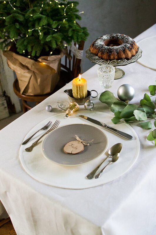Round linen placemats made from two layer of linen and can be used from the both sides. These place mats great to protect Your table from heat.