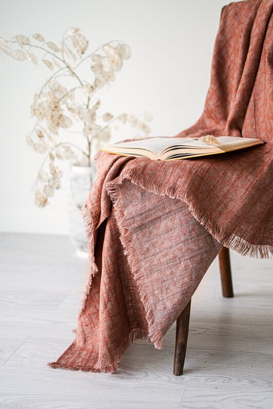 Rudy linen blanket with fringes and made from damask linen.