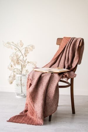 Rudy linen blanket with fringes and made from damask linen.
