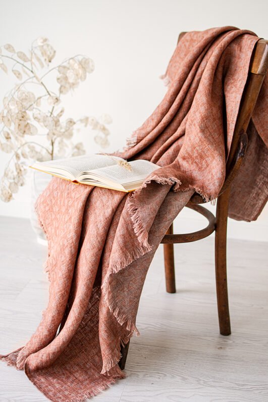 Rudy linen blanket with fringes and made from damask linen.