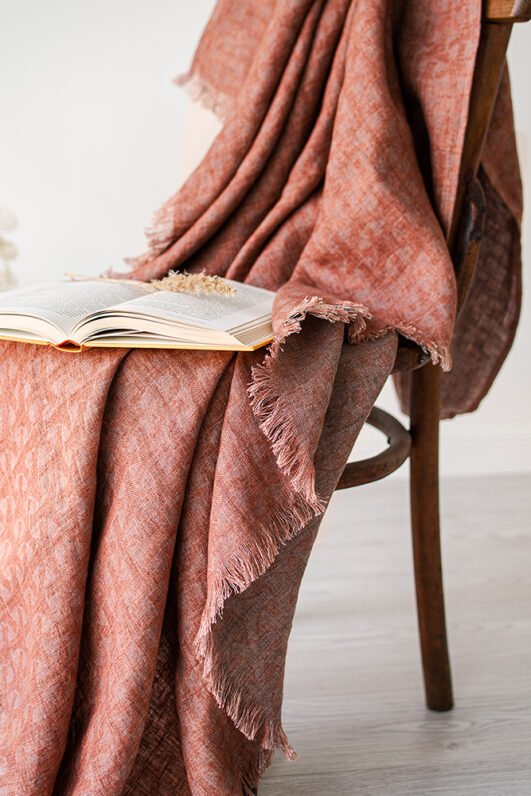 Rudy linen blanket with fringes and made from damask linen.