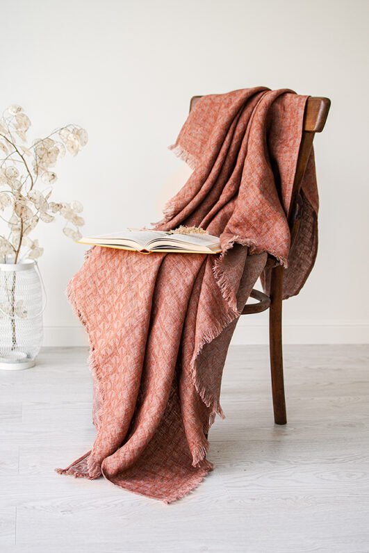 Rudy linen blanket with fringes and made from damask linen.