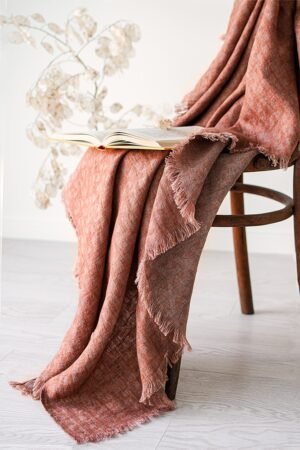 Rudy linen blanket with fringes and made from damask linen.