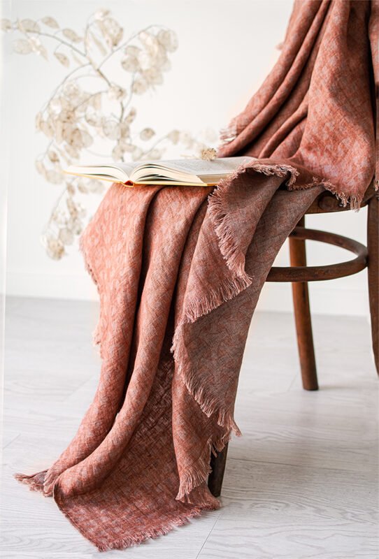 Rudy linen blanket with fringes and made from damask linen.