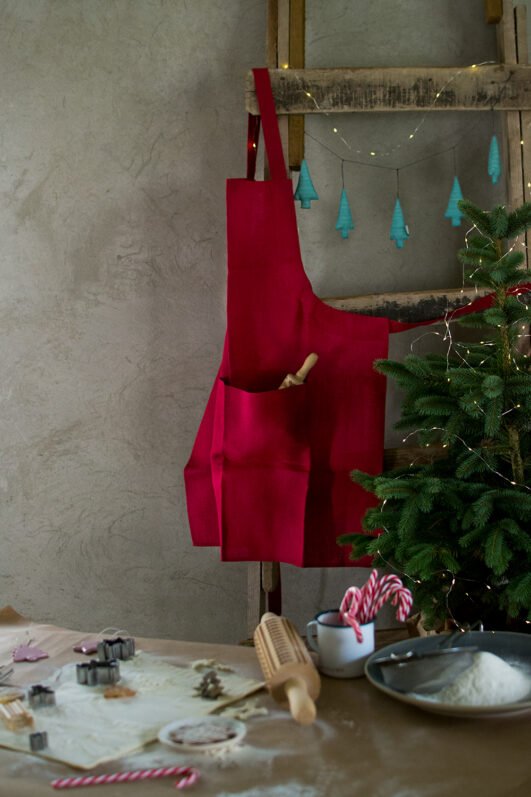 Bordeaux adjustable linen full apron with one pocket on the front. The apron has long belt adjustable by the figure.