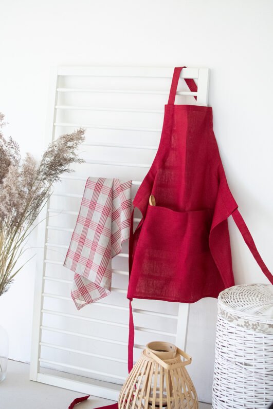 Bordeaux adjustable linen full apron with one pocket on the front. The apron has long belt adjustable by the figure.