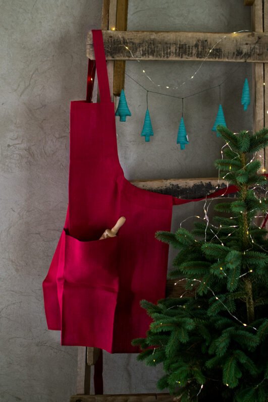 Bordeaux adjustable linen full apron with one pocket on the front. The apron has long belt adjustable by the figure.