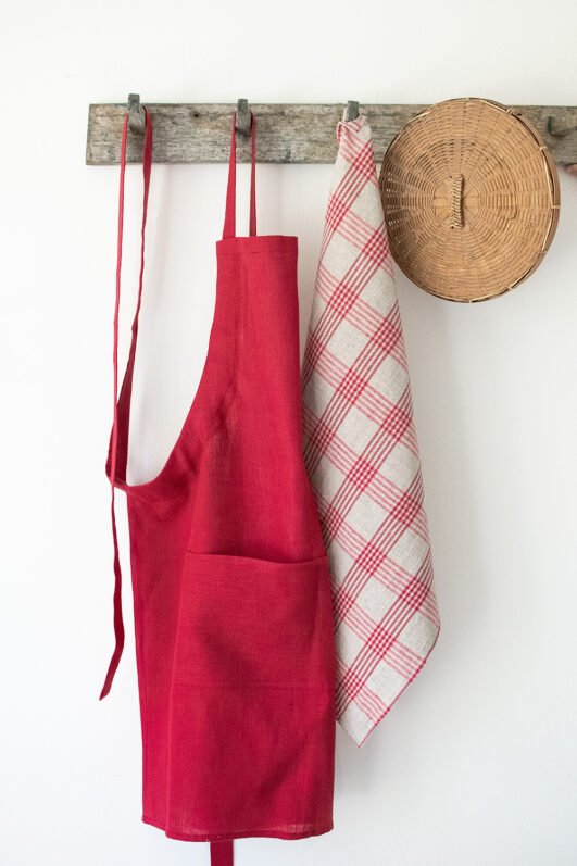 Bordeaux adjustable linen full apron with one pocket on the front. The apron has long belt adjustable by the figure.
