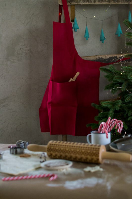 Bordeaux adjustable linen full apron with one pocket on the front. The apron has long belt adjustable by the figure.