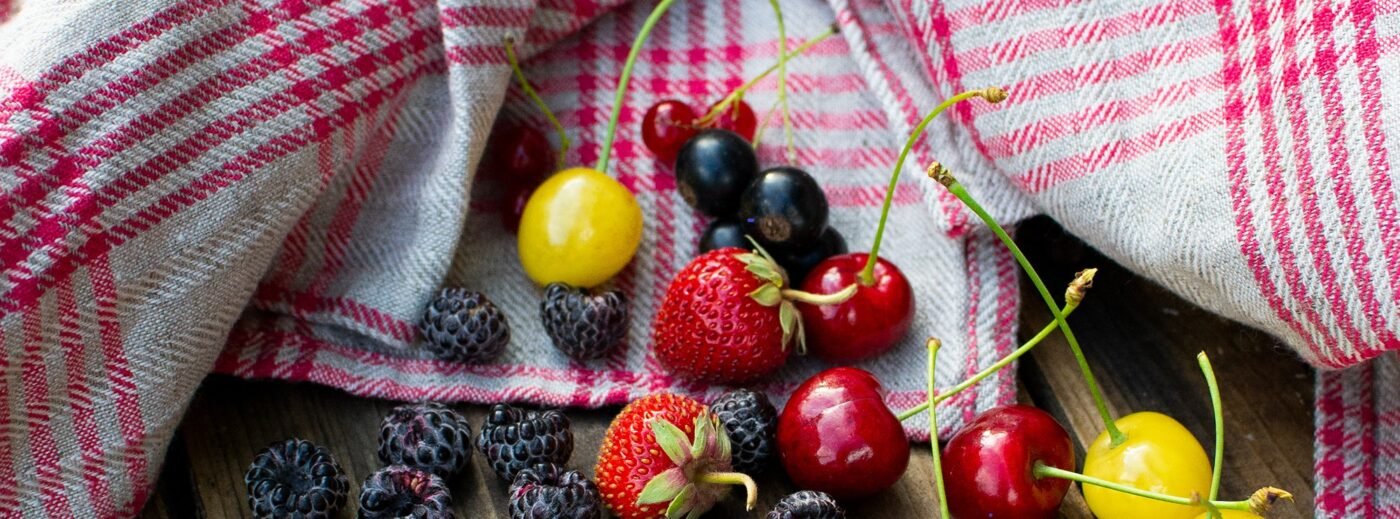 Checkered linen towel red with natural and summer berries