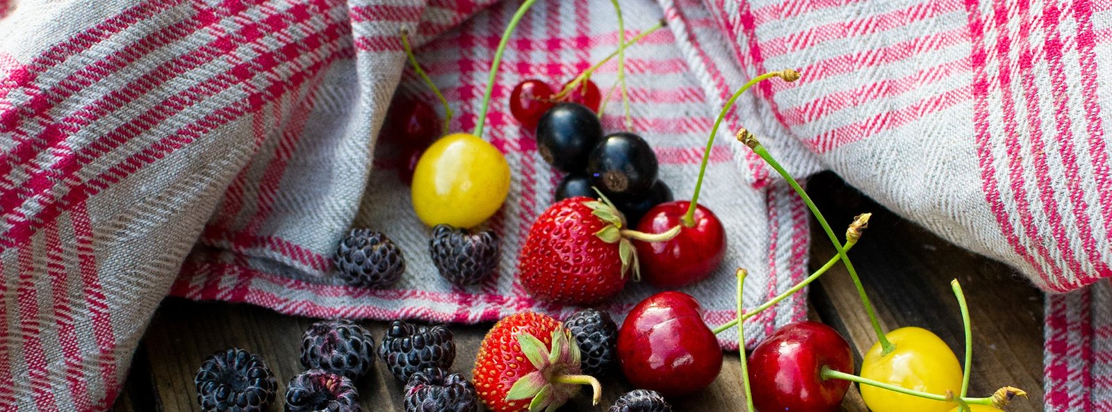 Checkered linen towel red with natural and summer berries